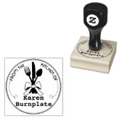 調理場食べ物で調理器具が料理に頭を下げる ラバースタンプ (押印)