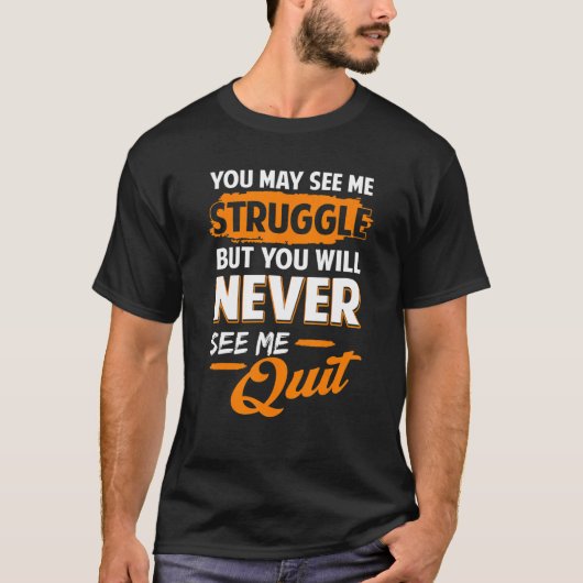 諦める私を見られることは決してない モチベーション 引用 Tシャツ (正面)