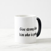 諺の31:6 "強い飲み物"特色にするコーヒー・マグ モーフィングマグカップ (正面右)