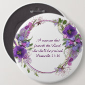 諺31の女性のキリスト教の紫色の花のリース 缶バッジ (正面&裏面)