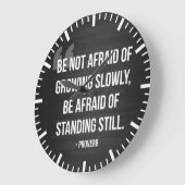 諺 – 言葉やる気を起こさせる – 成長し続ける ラージ壁時計 (傾斜)