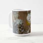 謎の彫刻表示 コーヒーマグカップ (正面左)