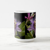 謎の美しい:紫の情熱の花 コーヒーマグカップ (中央)
