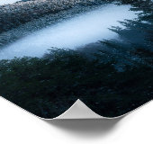 謎の霧に閉ざされた冬のスプリuceの森 ポスター (角)