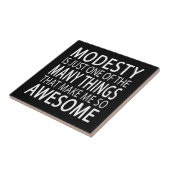 謙虚さが私を最高にしてくれる - 面白い態度スローガン タイル (側面)