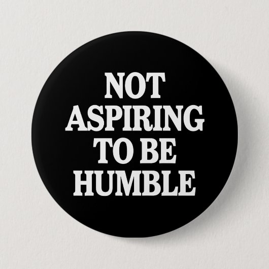 謙虚さを目指さないカマラ・ハリス フェミニスト 缶バッジ (正面)