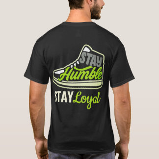 謙虚であろう スニーカーTシャツ Tシャツ