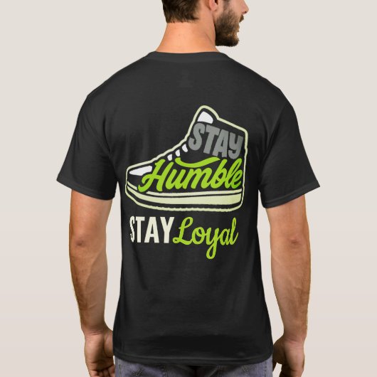 謙虚であろう スニーカーTシャツ Tシャツ (裏面)