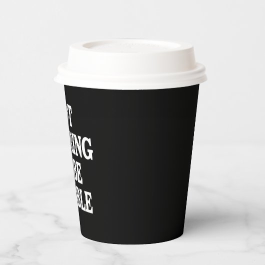 謙遜なカマラハリスのフェミニストになることを切望しない 紙コップ (左)