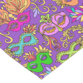 謝肉祭の仮面舞踏会は明るい紫色の緑を覆います ミディアムテーブルランナー (コーナー)