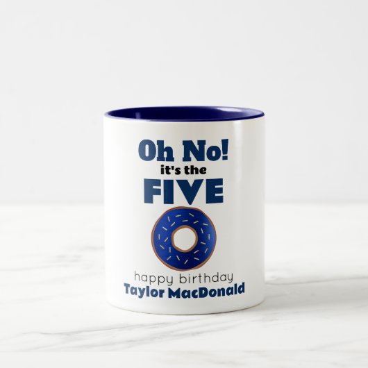 警おもしろい察ドーナツ50誕生日 ツートーンマグカップ (中央)