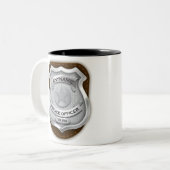 警パーソナライズされた務官の保安官警官の名前バッジ ツートーンマグカップ (正面左)