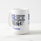 警パーソナライズされた察の妻バッジ国旗のブルーライン コーヒーマグカップ (正面左)