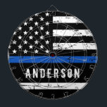 警パーソナライズされた察旗細青 ダーツボード<br><div class="desc">薄いブルーラインダーツボード – 警察旗の色、動揺してデザインのアメリカ国旗。これらの薄いブルーライン警察ダーツのボードは、法執行退職のためのギフト、警察の卒業式の贈り物、記念イベント、あなたの警察官への素晴らしいギフトに最適お気に入りのである。おもしろい警察ゲームまたは警察の退職パーティーゲーム。名前でパーソナライズ。COPYRIGHT © 2021 Judy Burrows,  Black Dog Art - All Rights Reserved.警察パーソナライズされた旗シンブルーラインダーツボード</div>