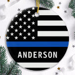 警モダン察官パーソナライズされたの細い青 セラミックオーナメント<br><div class="desc">薄パーソナライズされたいブルーラインオーナメント – 米国国旗の色、黒いブルーモダンデザイン。警官の名前、部門、および年を使用して、この警察のクリスマス装飾品をパーソナライズする。警察パーソナライズされたオーナメントは警察署や法執行官や記念碑などに最適である。これらの警察のオーナメントを注文する大規模な大規模な警察学校や警察部門のギフト、警察のクリスマスのストッキングのスタッファー。COPYRIGHT © 2020 Judy Burrows,  Black Dog Art - All Rights Reserved.警モダン察官パーソナライズされた薄青線セラミックオーナメント</div>