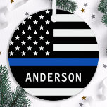 警モダン察官パーソナライズされたの細い青 メタルオーナメント<br><div class="desc">薄パーソナライズされたいブルーラインオーナメント – 米国国旗の色、黒いブルーモダンデザイン。警官の名前、部門、および年を使用して、この警察のクリスマス装飾品をパーソナライズする。警察パーソナライズされたオーナメントは警察署や法執行官や記念碑などに最適である。これらの警察のオーナメントを注文する大規模な大規模な警察学校や警察部門のギフト、警察のクリスマスのストッキングのスタッファー。COPYRIGHT © 2020 Judy Burrows,  Black Dog Art - All Rights Reserved.警察署モダン員薄パーソナライズされた青ライン金属オーナメント</div>