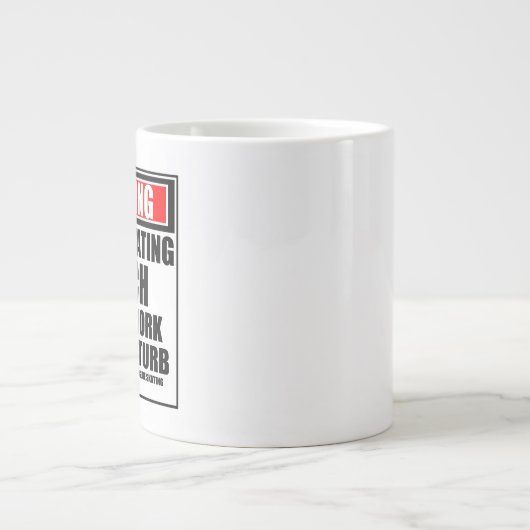 警告の姿スケートで滑るコーチ懸命アットワーク ジャンボコーヒーマグカップ (正面)