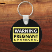 警告の：妊娠中およびホルモン キーホルダー (正面)