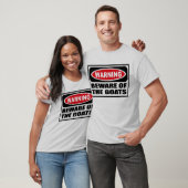警告はヤギの人のTシャツの用心します Tシャツ (ユニセックス)