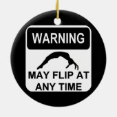 警告は体育専門家のオーナメントを弾くかもしれません セラミックオーナメント (裏面)