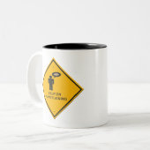 警告標識 – 注意管理 ツートーンマグカップ (正面左)