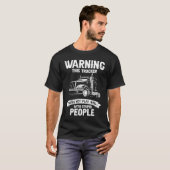 警告 このトラック運転手は馬鹿と仲良くできません Tシャツ (正面フル)