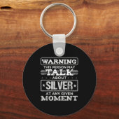 警告: この人物はシルバーについて面白おかしく話すかもしれない キーホルダー (正面)