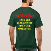 警告: この獣医は薬用です Tシャツ (裏面)