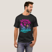 警告 ガールズトリップ進行中 2025 週末 誕生日 Tシャツ (正面フル)