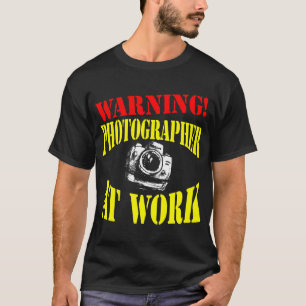 警告! 仕事-暗いワイシャツだけのカメラマン Tシャツ