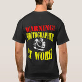 警告! 仕事-暗いワイシャツだけのカメラマン Tシャツ (裏面)
