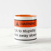 警告: 愚かさにアレルギー ツートーンマグカップ (中央)