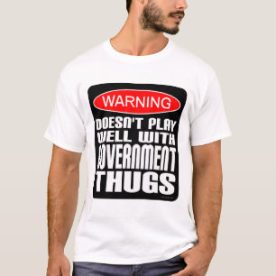 警告: 政府の刺客とよく遊びません Tシャツ