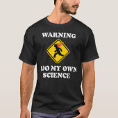 警告 自分で科学やります - 研究室の科学者 Tシャツ (正面)