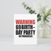警告：69歳の誕生日パーティー進行中 インビテーションポストカード (スタンド正面)