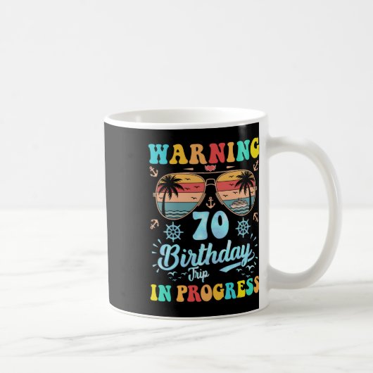 警告:70歳の誕生日旅行進行中 おもしろクルーズ コーヒーマグカップ (右)