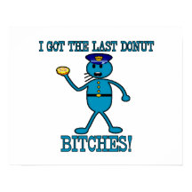 警官は最後のドーナツを持っている