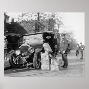 警察が密造酒販売者の車を捕まえた 1922年当時の写真 ポスター