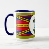 警察によって艶をかけられるドーナツ マグカップ (左)