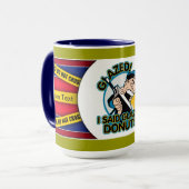 警察によって艶をかけられるドーナツ マグカップ (正面左)