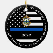 警察のパーソナライズされたクリスマスロゴ薄い青い線 セラミックオーナメント (裏面)