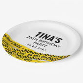 警察のパーティーと黄色の犯罪現場のテープ ペーパープレート (アングル)