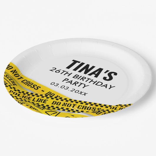 警察のパーティーと黄色の犯罪現場のテープ ペーパープレート (アングル)