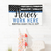 警察のヒーローがここにブルーラインアメリカ国旗を掲げる 横断幕 (インサイチュ)