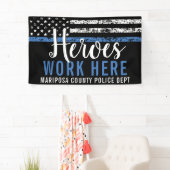 警察のヒーローがここにブルーラインアメリカ国旗を掲げる 横断幕 (インサイチュ)