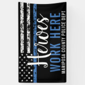 警察のヒーローがここにブルーラインアメリカ国旗を掲げる 横断幕 (縦)