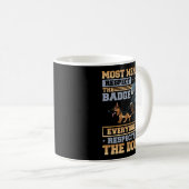 警察の大半の男性は誰もがバッジを尊敬している コーヒーマグカップ (正面右)