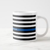 警察の細いブルーラインアメリカ国旗モノグラムの ジャンボコーヒーマグカップ (右)