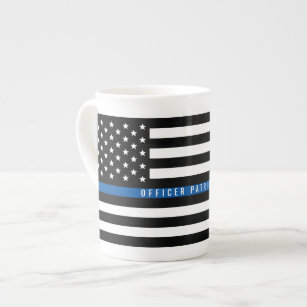 警察の細いブルーラインアメリカ国旗モノグラムの ボーンチャイナマグカップ