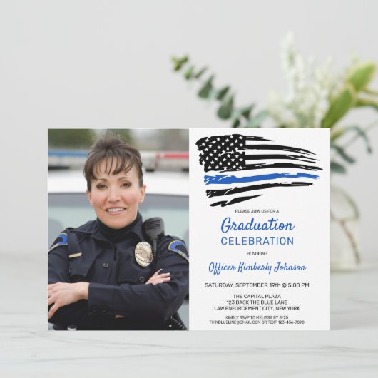 警察の細い青い線の旗カスタムの写真卒業 招待状 (スタンド正面)